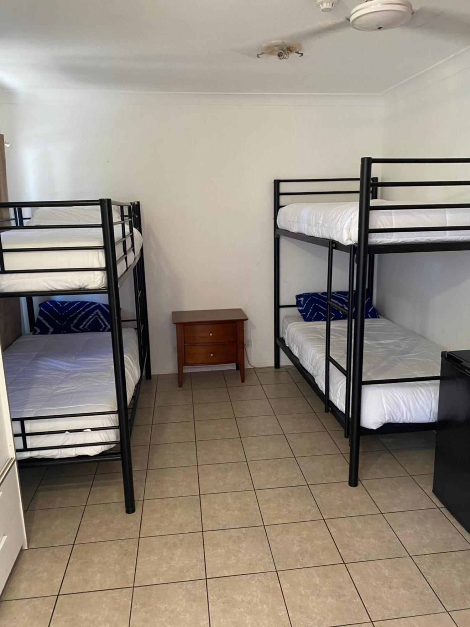 Arrival Lodge Hostel Accommodation Гоулд Коуст Екстериор снимка