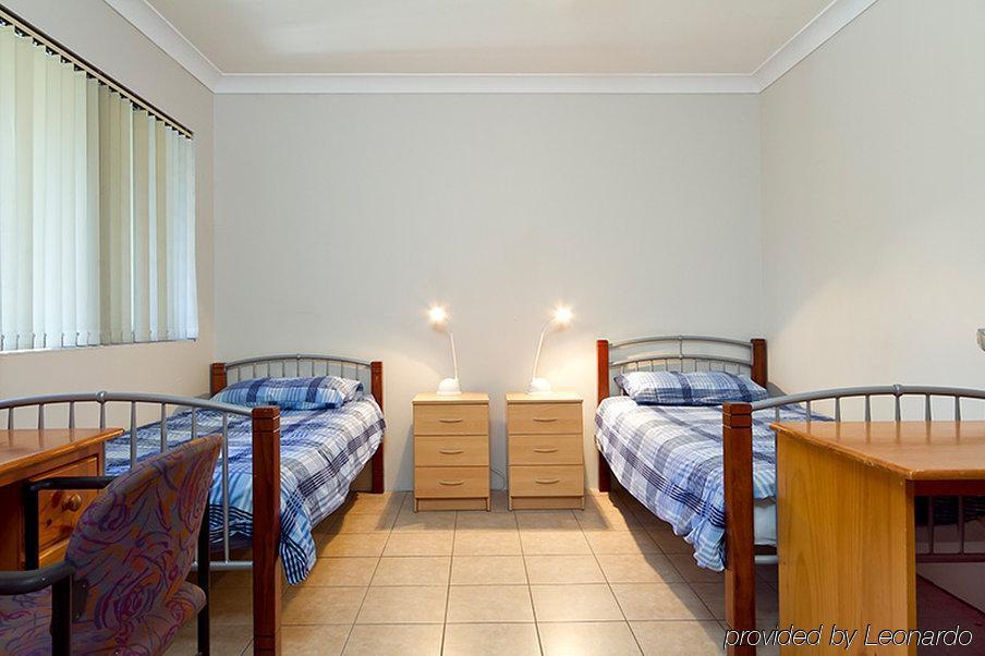 Arrival Lodge Hostel Accommodation Гоулд Коуст Екстериор снимка