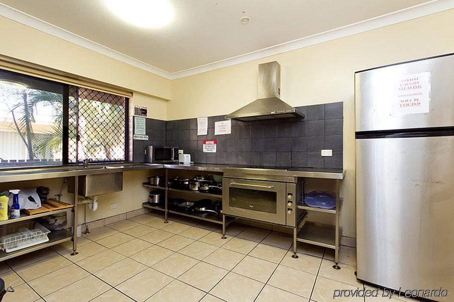 Arrival Lodge Hostel Accommodation Гоулд Коуст Екстериор снимка