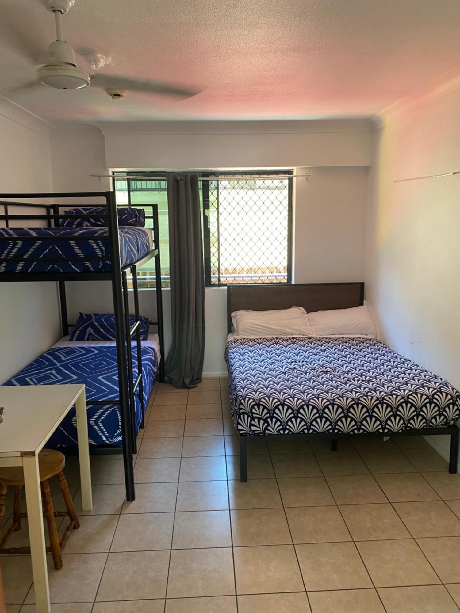 Arrival Lodge Hostel Accommodation Гоулд Коуст Екстериор снимка