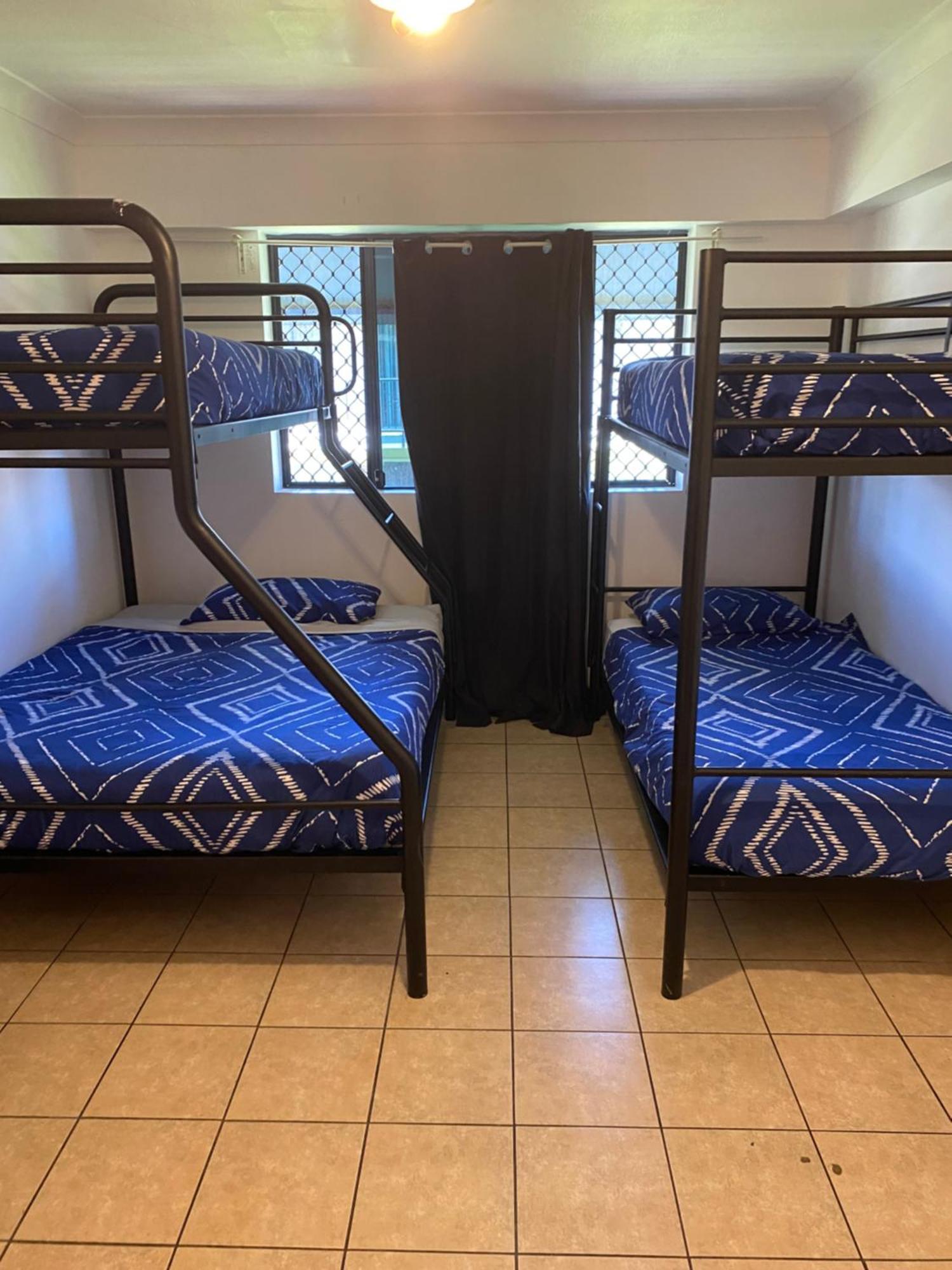 Arrival Lodge Hostel Accommodation Гоулд Коуст Екстериор снимка