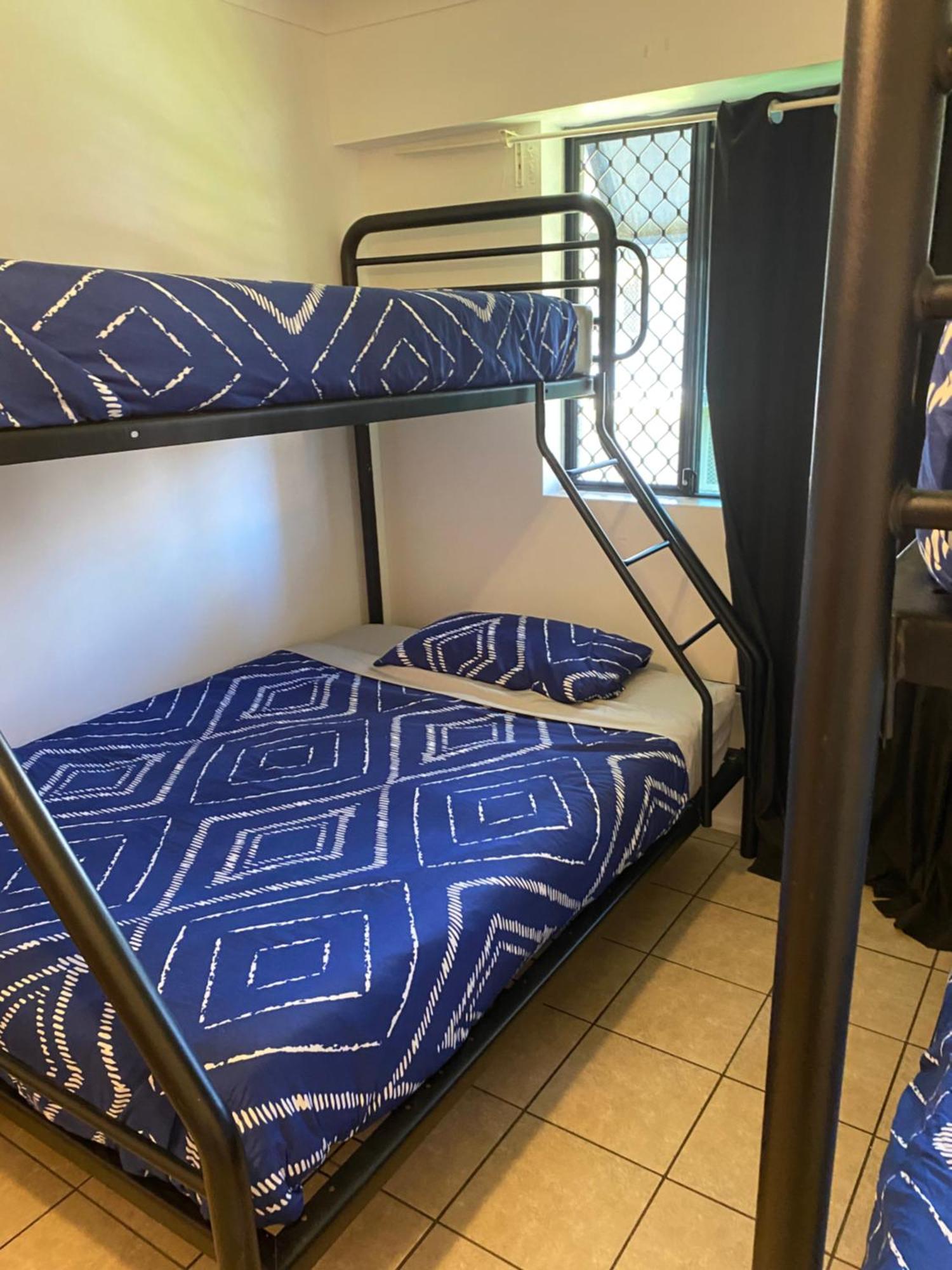 Arrival Lodge Hostel Accommodation Гоулд Коуст Екстериор снимка
