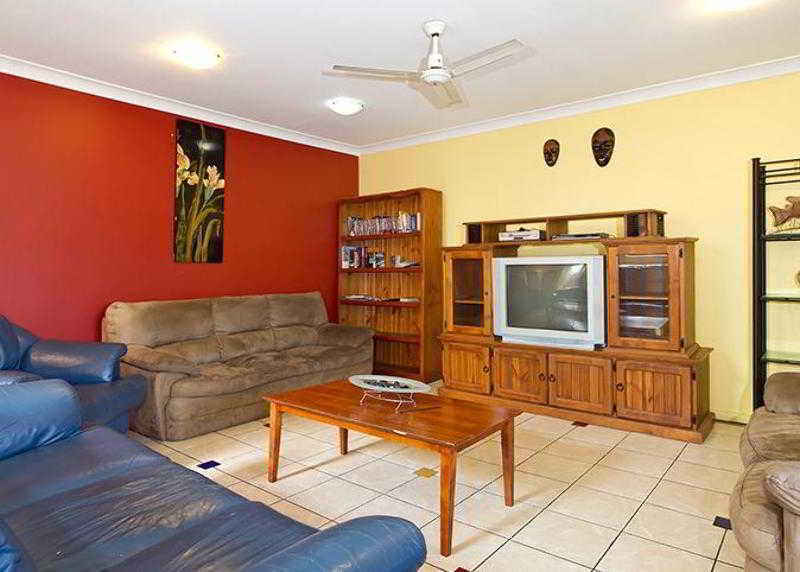 Arrival Lodge Hostel Accommodation Гоулд Коуст Екстериор снимка