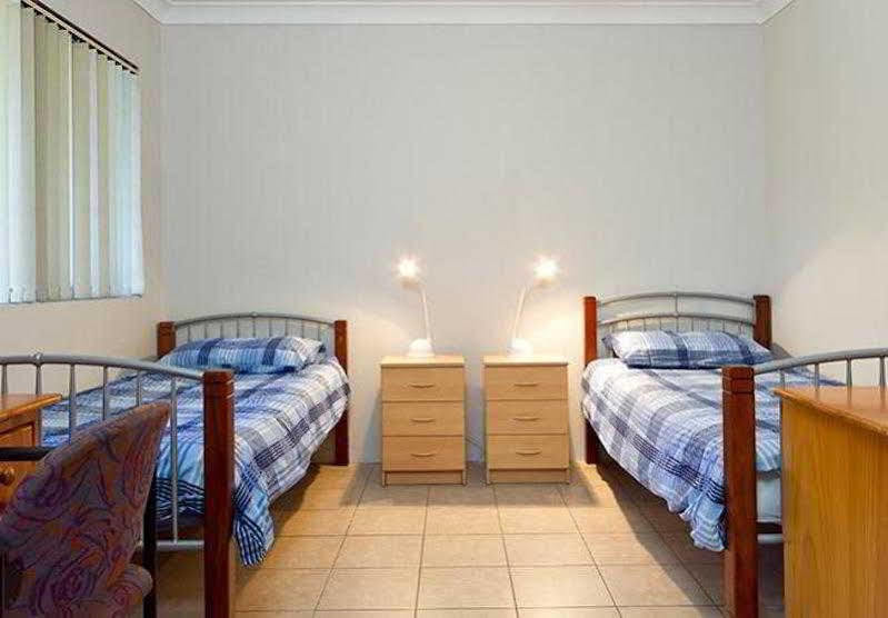 Arrival Lodge Hostel Accommodation Гоулд Коуст Екстериор снимка
